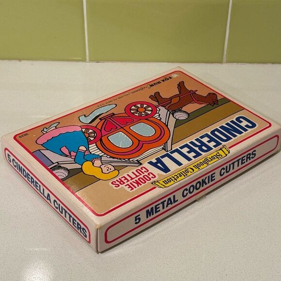 Vintage Cinderella Storybook Collection Cookie Cutters by Fox Run (1986) - Picture 3 of 4
